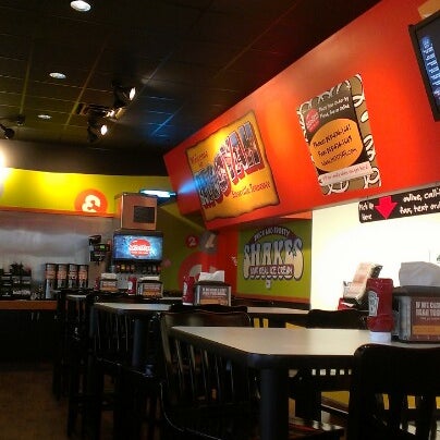 7/12/2012 tarihinde Valori F.ziyaretçi tarafından MOOYAH Burgers, Fries &amp; Shakes'de çekilen fotoğraf
