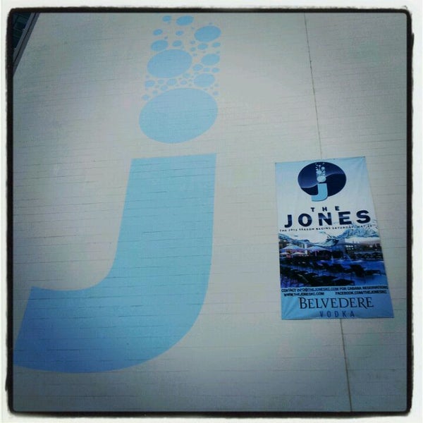 รูปภาพถ่ายที่ The Jones Pool KC โดย The Jones Pool K. เมื่อ 5/26/2012
