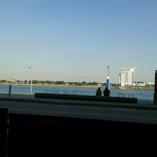 Foto tirada no(a) Andiamo Detroit Riverfront por Brittany A. em 6/15/2012