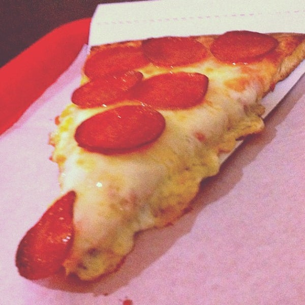 Foto tirada no(a) Vitrine da Pizza - Pizza em Pedaços por Paulo Z. em 4/29/2012