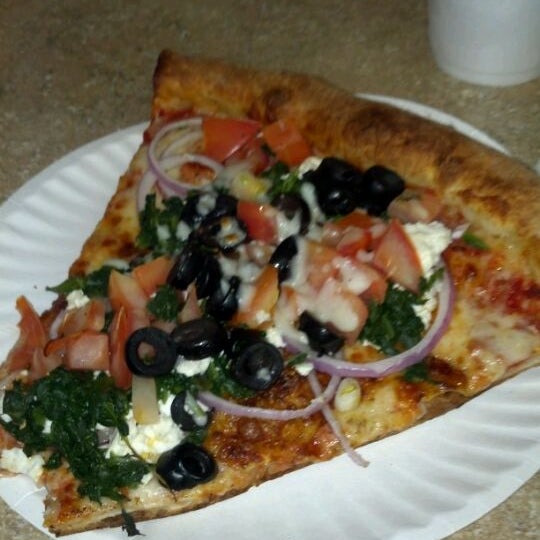 รูปภาพถ่ายที่ Boca&#39;s Best Pizza Bar โดย Dani C. เมื่อ 3/15/2012