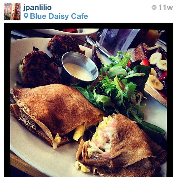 รูปภาพถ่ายที่ Blue Daisy Cafe โดย Leyla J. เมื่อ 8/25/2012