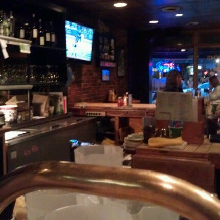 Foto diambil di Rosie&#39;s Restaurant &amp; Pub oleh Jake S. pada 8/5/2012