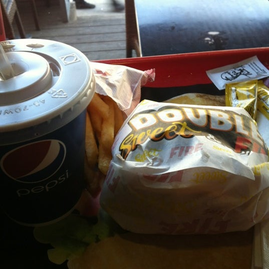 รูปภาพถ่ายที่ KFC โดย Flo Rillera A. เมื่อ 2/20/2012