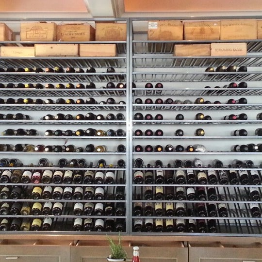 8/4/2012 tarihinde Cristos K.ziyaretçi tarafından Cuvee Wine &amp; Food'de çekilen fotoğraf