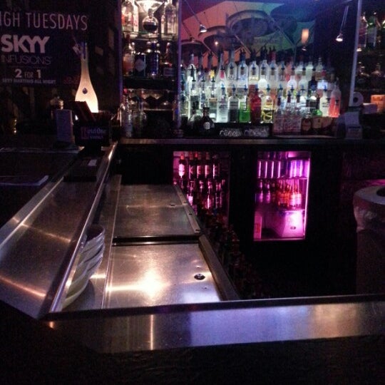 Photo prise au JoJo&#39;s Martini Lounge par Leon H. le8/6/2012