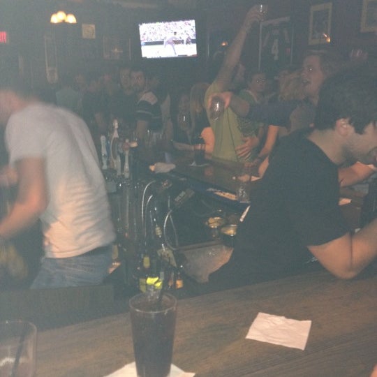 Foto tomada en Eastsider Bar  por Kyle E. el 6/16/2012