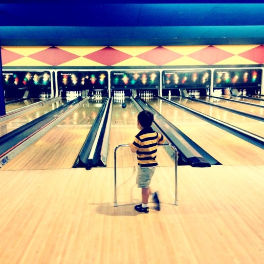 Photo taken at Palace Bowling &amp; Entertainment Center by Dee T. on 7/14/2012