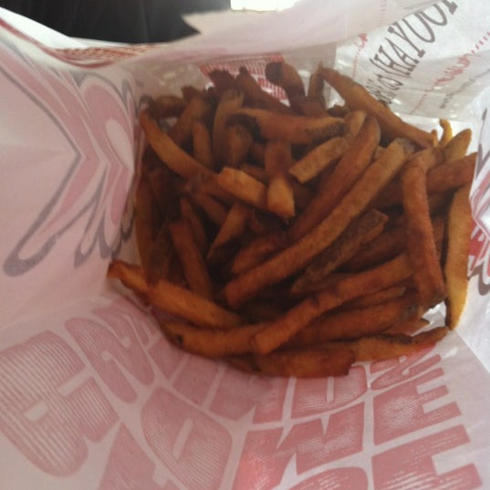 Снимок сделан в MOOYAH Burgers, Fries &amp; Shakes пользователем Edward G. 7/15/2012