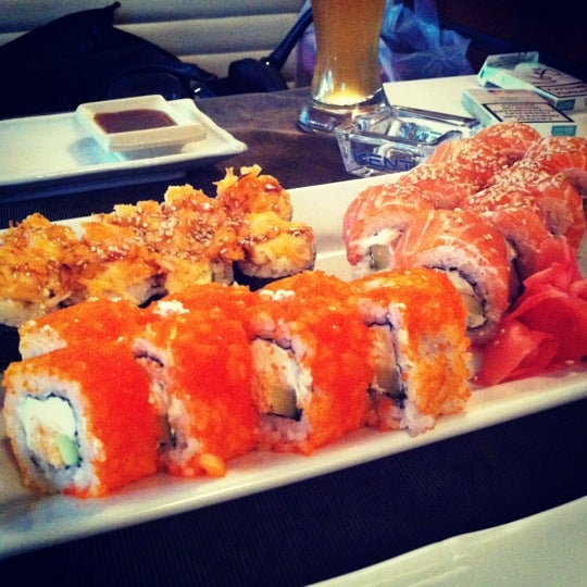 Foto tirada no(a) Sushi Time por Dina S. em 4/25/2012