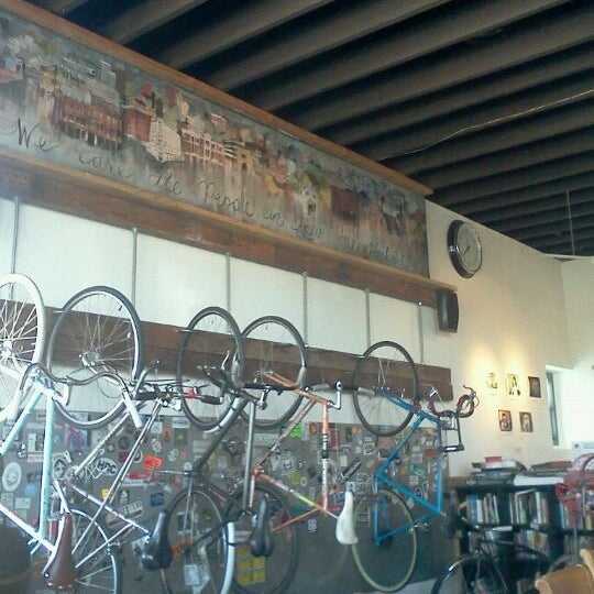 2/25/2012 tarihinde Nina Rossi K.ziyaretçi tarafından Actual Cafe'de çekilen fotoğraf