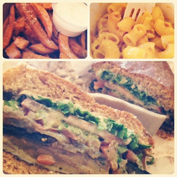 รูปภาพถ่ายที่ Veggie Grill โดย Melissa P. เมื่อ 6/28/2012