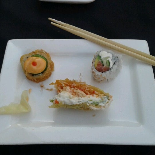 รูปภาพถ่ายที่ Banbu Sushi Bar &amp; Grill โดย Candy D. เมื่อ 9/7/2012