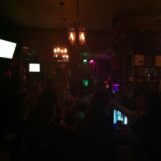 รูปภาพถ่ายที่ Darcy&#39;s Pub โดย Tina P. เมื่อ 9/11/2012