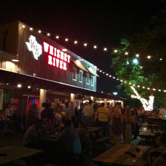 5/27/2012 tarihinde Adam S.ziyaretçi tarafından Whiskey River Dancehall &amp; Saloon'de çekilen fotoğraf