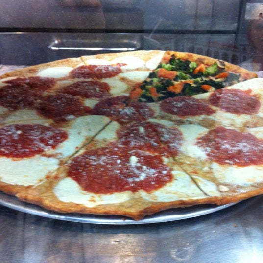 5/21/2012 tarihinde Aaron G.ziyaretçi tarafından Famous Original Ray&#39;s Pizza'de çekilen fotoğraf