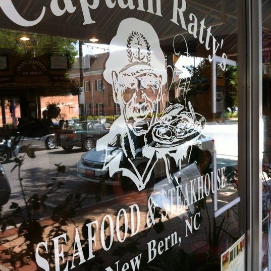 Снимок сделан в Captain Ratty&#39;s Seafood Restaurant пользователем Neville D. 4/15/2012