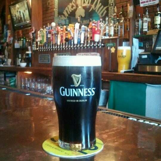 รูปภาพถ่ายที่ Byrnes&#39; Irish Pub Brunswick โดย eric m. เมื่อ 6/28/2012