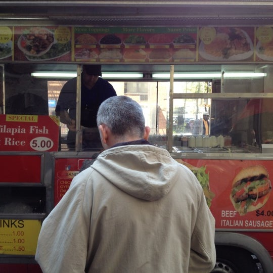 4/13/2012にJon S.がRafiqi&#39;s Halal Foodで撮った写真