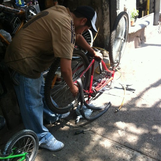 Foto diambil di Taller de bicicletas oleh Victor Acuña pada 9/8/2012