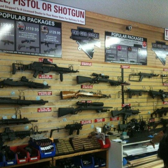Foto tomada en The Gun Store  por Jeffrey K. el 4/28/2012