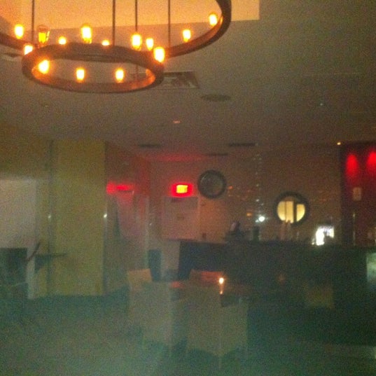 Foto tomada en Shout! Restaurant &amp; Lounge  por Randi N. el 3/11/2012
