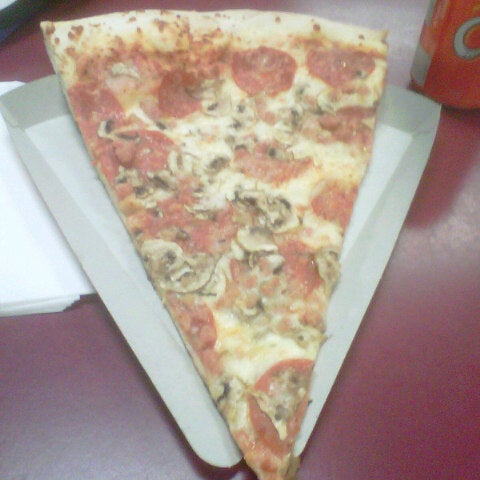 Foto diambil di Big Slice Pizza oleh Brian D. pada 8/7/2012