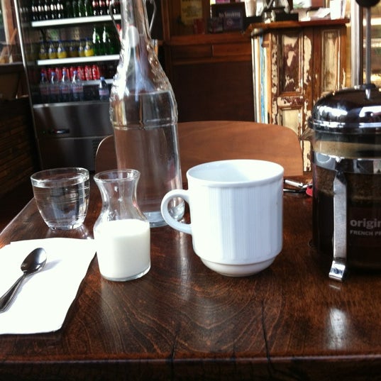 7/18/2012 tarihinde Shawn C.ziyaretçi tarafından Cafe Dada'de çekilen fotoğraf