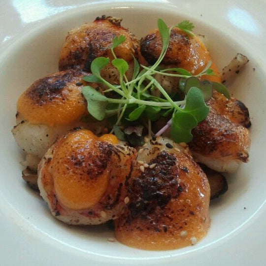 รูปภาพถ่ายที่ Harney Sushi โดย DiningOutSD เมื่อ 3/12/2012