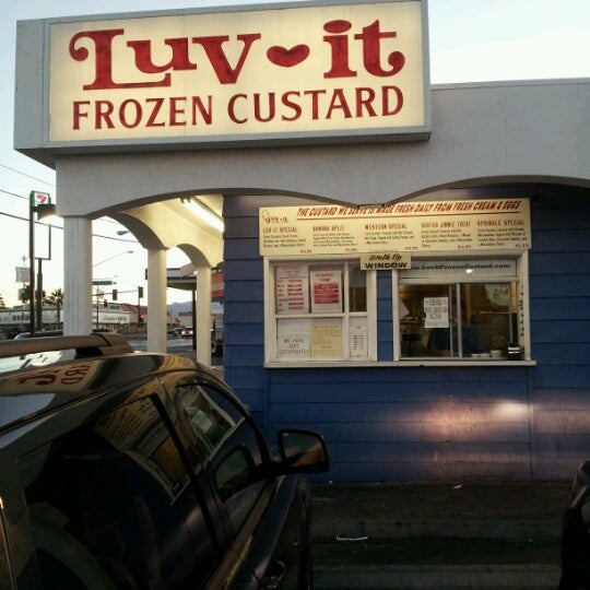 รูปภาพถ่ายที่ Luv-It Frozen Custard โดย Joseph D. เมื่อ 6/26/2012