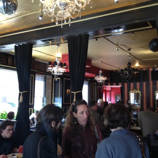 รูปภาพถ่ายที่ Napoleon Bistro Lounge โดย Eliot T. เมื่อ 3/11/2012