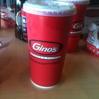 Снимок сделан в Gino&#39;s Burgers &amp; Chicken пользователем Angela D. 8/25/2012