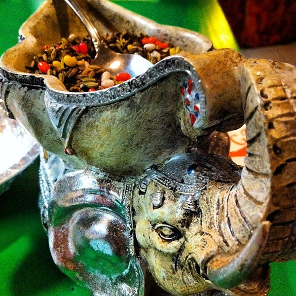 9/5/2014 tarihinde Christopher W.ziyaretçi tarafından Ganesha Indian Cuisine Sweets &amp; Catering'de çekilen fotoğraf
