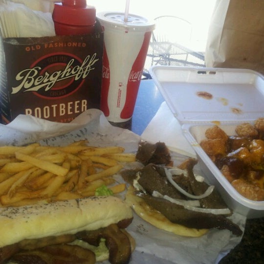 Foto tirada no(a) The Hot Dog &amp; Burger Co por Dale G. em 8/6/2012
