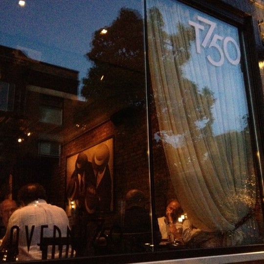 รูปภาพถ่ายที่ Taverna 750 โดย Cleo M. เมื่อ 8/18/2012