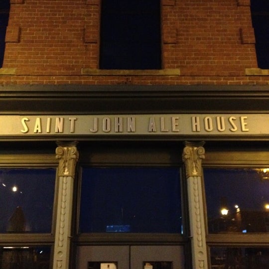 Foto tirada no(a) Saint John Ale House por Jim P. em 8/27/2012