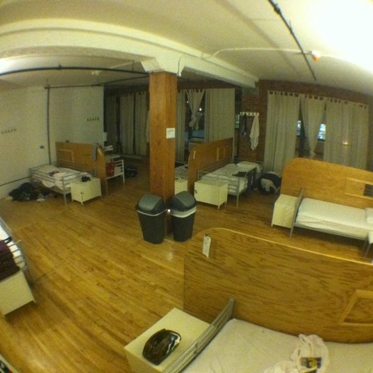 Foto tomada en New York Loft Hostel  por Glenn C. el 5/31/2012