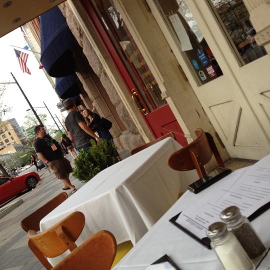 3/14/2012にTianna B.がAnnies Café &amp; Barで撮った写真