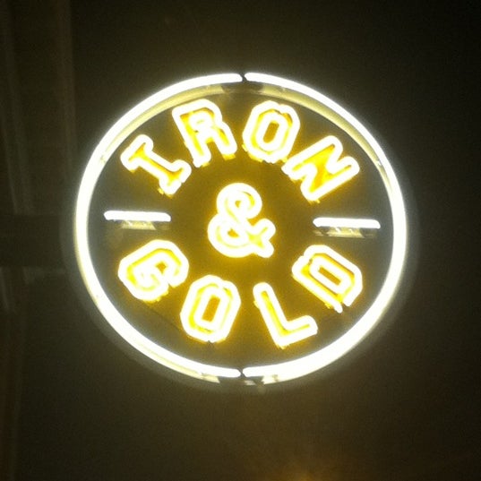 รูปภาพถ่ายที่ Iron &amp; Gold โดย Brandon P. เมื่อ 3/26/2012