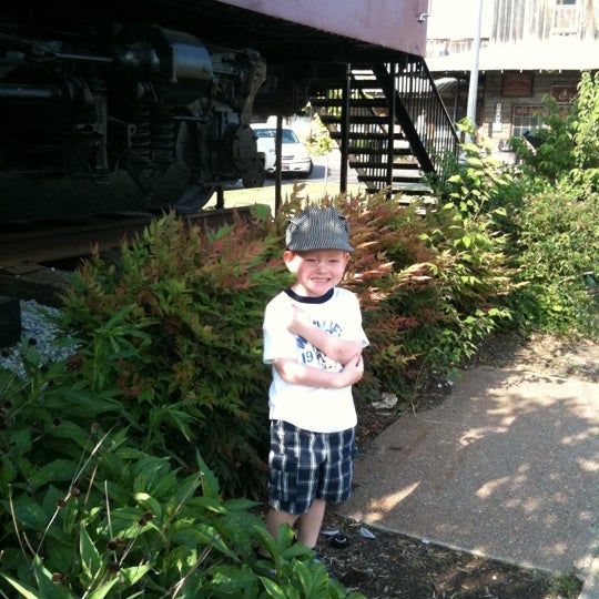 Photo taken at Brooks Shaw&#39;s Old Country Store &amp; Restaurant by Kristie H. on 4/14/2012