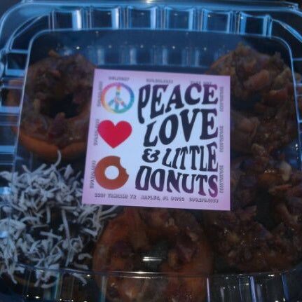 4/4/2012 tarihinde Cheryl J.ziyaretçi tarafından Peace Love &amp; Little Donuts'de çekilen fotoğraf