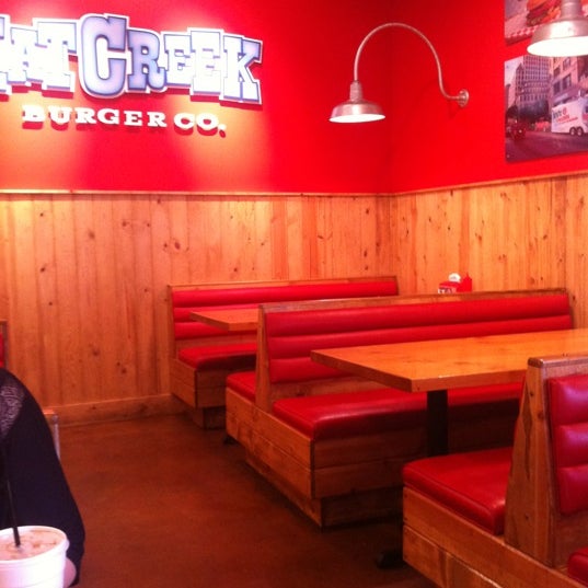 Foto tomada en Hat Creek Burger Co.  por Rafael A. el 3/14/2012