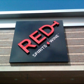 รูปภาพถ่ายที่ Red Spirits &amp; Wine โดย Jason L. เมื่อ 3/16/2012