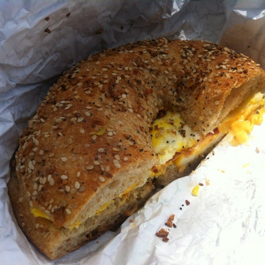 6/24/2012 tarihinde Lara Z.ziyaretçi tarafından Brooklyn Bread Cafe'de çekilen fotoğraf