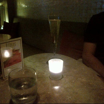 Снимок сделан в Flutes Champagne &amp; Cocktail Bar пользователем Dolly K. 7/17/2012