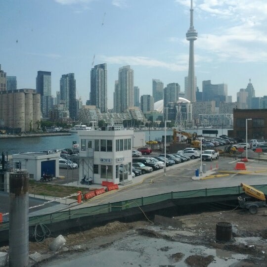 7/17/2012 tarihinde Adrian A.ziyaretçi tarafından Billy Bishop Toronto City Airport Ferry'de çekilen fotoğraf