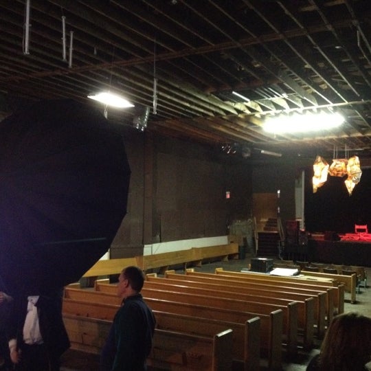 รูปภาพถ่ายที่ Irving Theater โดย Paul D. เมื่อ 3/4/2012