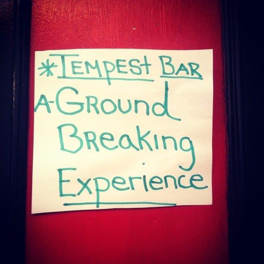 4/13/2012 tarihinde Janjan T.ziyaretçi tarafından Tempest Bar'de çekilen fotoğraf