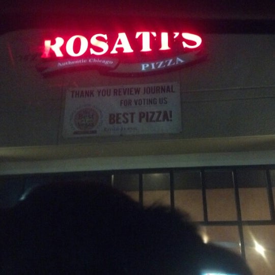 Foto tomada en Rosati&#39;s Pizza  por Dave Z. el 7/8/2012