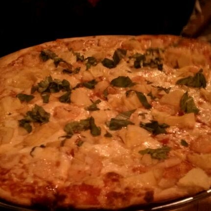 2/20/2012 tarihinde Sabrinaziyaretçi tarafından Bad Horse Pizza'de çekilen fotoğraf